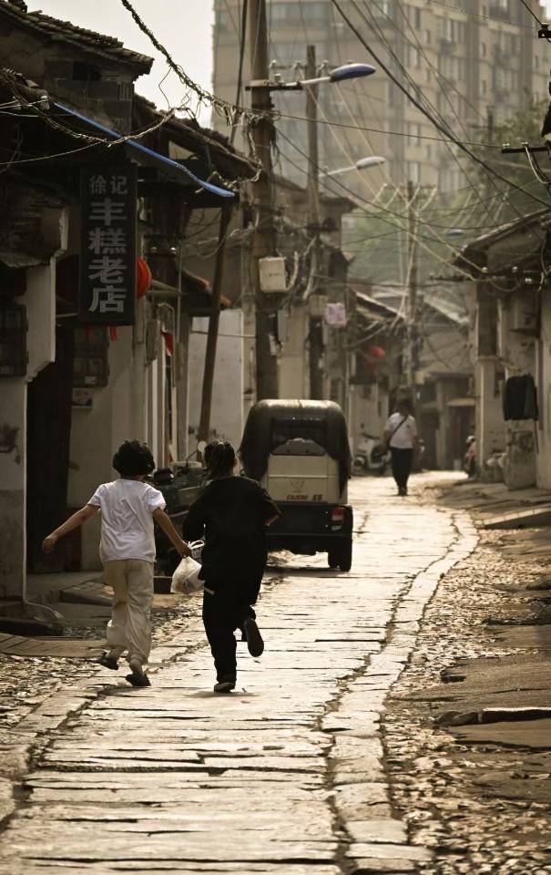 石板路上跑过去的两个人