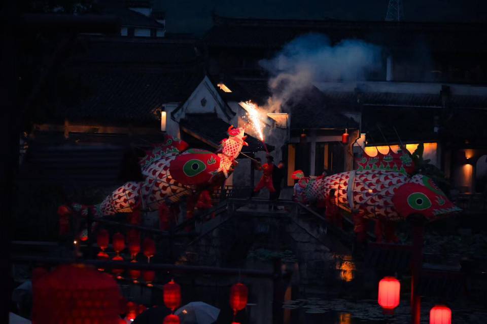 夜里的鱼灯和烟火